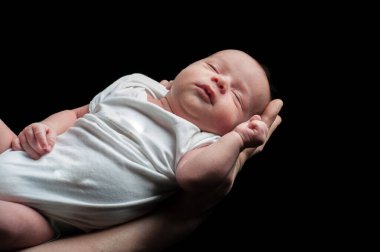 Sevimli güzel yeni doğmuş bebek