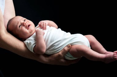 Sevimli güzel yeni doğmuş bebek