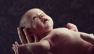 Yeni doğmuş bebek kollarında