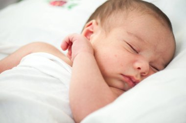 Hayatının ilk haftasında doğan bir bebek.