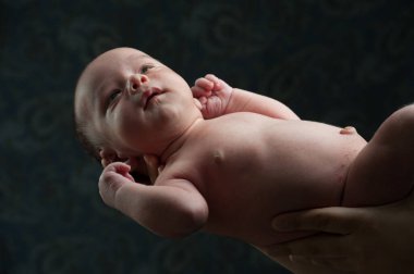 Yeni doğmuş bebek kollarında