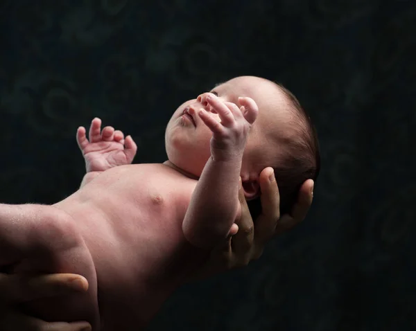 Bebê recém-nascido nos braços — Fotografia de Stock