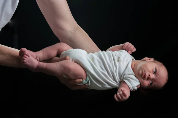 Adorable hermoso bebé recién nacido — Foto de Stock
