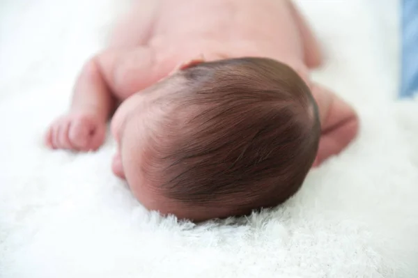 Новорожденный ребенок в первую неделю его жизни — стоковое фото
