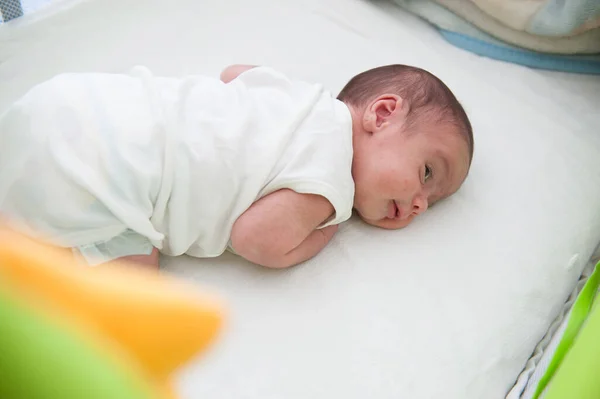 Novorozené dítě v posteli — Stock fotografie