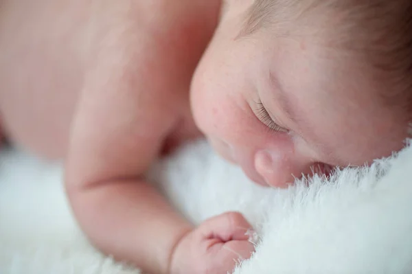 Bebê recém-nascido na primeira semana de sua vida — Fotografia de Stock