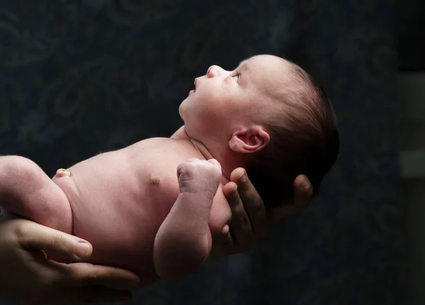 Bebé recién nacido en brazos —  Fotos de Stock