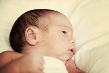 Hayatının ilk haftasında doğan bir bebek.