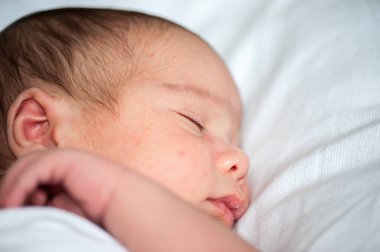 Hayatının ilk haftasında doğan bir bebek.