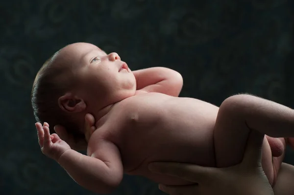 Bebê recém-nascido nos braços — Fotografia de Stock