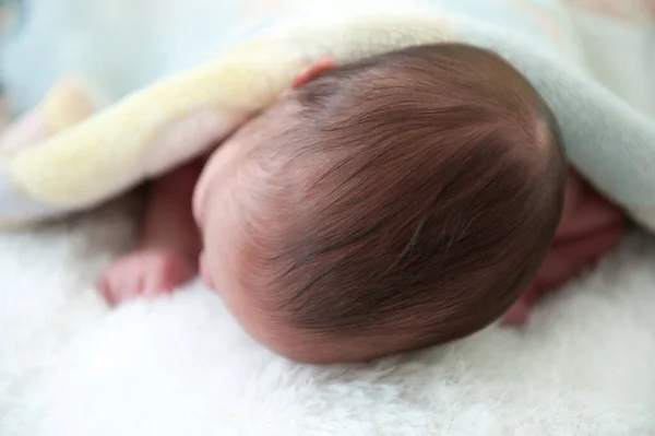 Новорожденный ребенок в первую неделю его жизни — стоковое фото