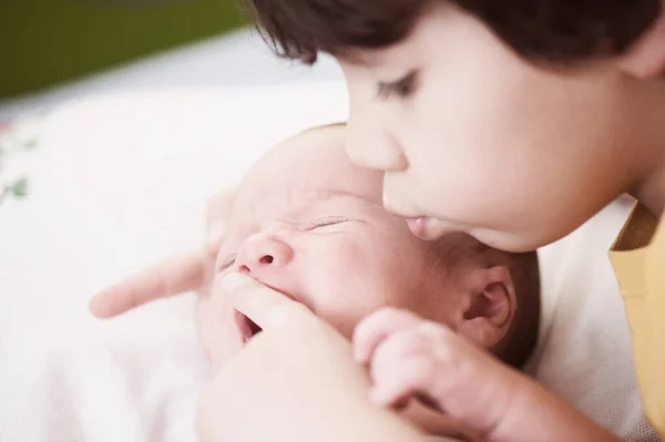 Newborn baby with his older brother — Stock Photo, Image