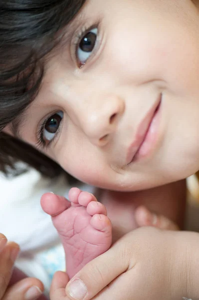 Newborn baby with his older brother — Stock Photo, Image