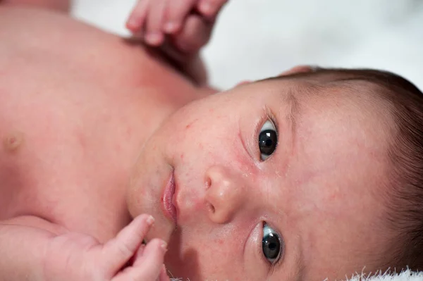 Bebé recién nacido en la primera semana de su vida — Foto de Stock