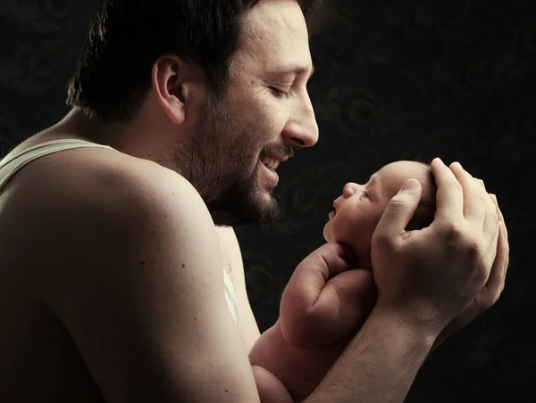 Newborn baby in fathers hands — Stock Photo, Image