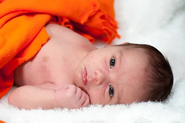 Bebé recién nacido en la primera semana de su vida — Foto de Stock