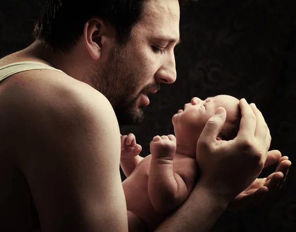 Newborn baby in fathers hands — Stockfoto