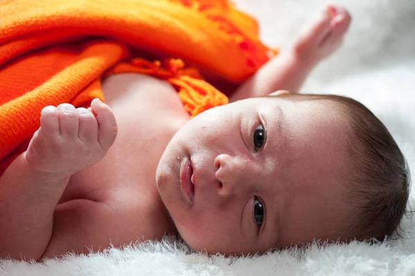 Bebê recém-nascido na primeira semana de sua vida — Fotografia de Stock