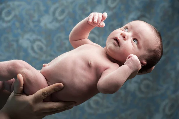 Pasgeboren baby in armen — Stockfoto