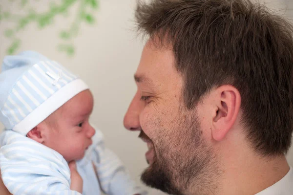 Mutlu ve sevgi dolu bir baba ve kucağında yeni doğmuş bir bebek. — Stok fotoğraf