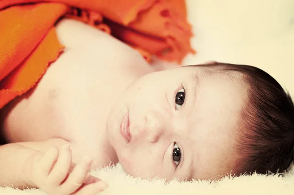 Новонароджена дитина в перший тиждень свого життя — стокове фото