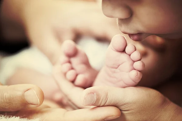 Newborn baby with his older brother — Stock Photo, Image