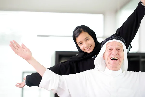 Aktive Araber posieren im echten Leben — Stockfoto