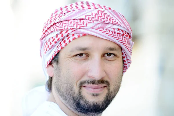Porträt eines arabisch-muslimischen Mannes, der im wirklichen Leben posiert — Stockfoto