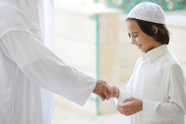 実際の生活の中でポーズをとるアクティブなアラビア人 — ストック写真