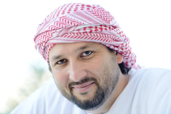 Porträtt av arabiska muslimska mannen poserar i verkliga livet — Stockfoto