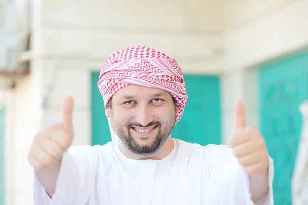 Retrato del hombre árabe musulmán posando en la vida real —  Fotos de Stock