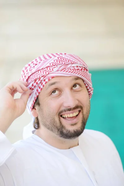Portrait de l'homme musulman arabe posant dans la vraie vie — Photo