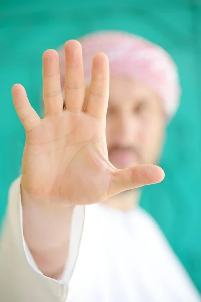 Aktiver arabischer Mann posiert im echten Leben — Stockfoto