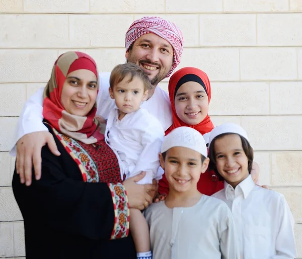 Aktive Araber posieren im echten Leben — Stockfoto