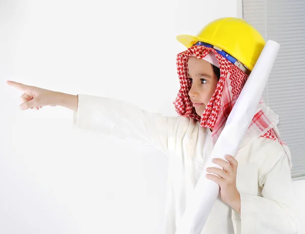 Pequeño niño árabe lindo ingeniero — Foto de Stock