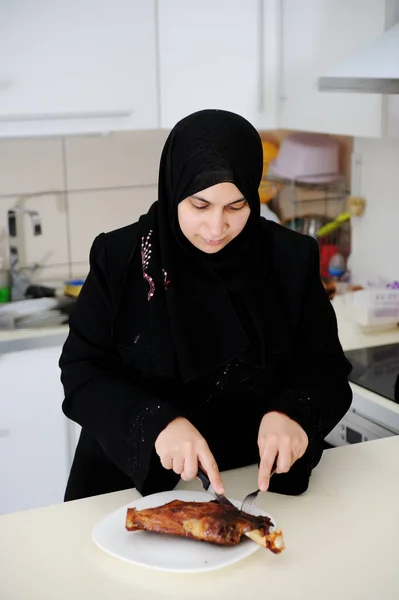 Güzel bir Müslüman kadın mutfakta — Stok fotoğraf