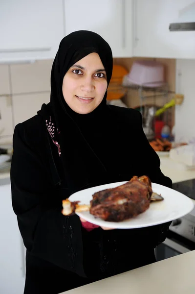 Schöne muslimische Frau in der Küche — Stockfoto