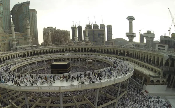 Mekkában muszlimok imádkoznak Kábánál. — Stock Fotó