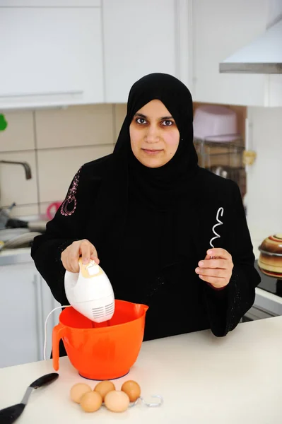 美丽的穆斯林女人在厨房里 — 图库照片