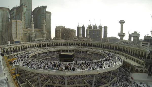 Muslim orang berdoa di Ka 'bah di Mekkah — Stok Foto