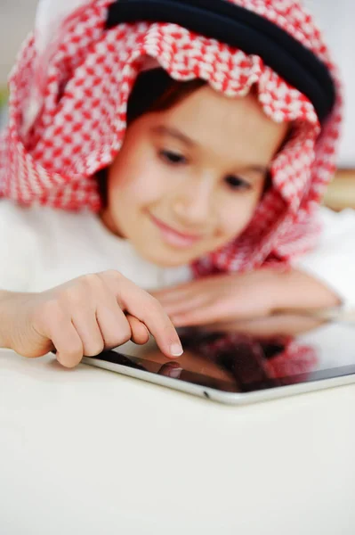 Menino árabe brincando no tablet — Fotografia de Stock