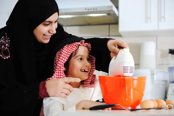 Matka muzułmańskich i synka w kuchni — Zdjęcie stockowe