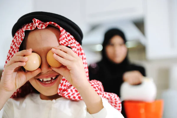 Muslim mother and little son in the kitchen — Stock Photo, Image