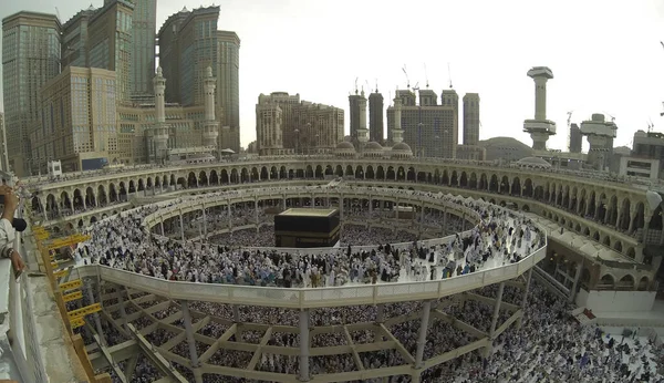 Мусульмане молятся в Каабе в Мекке — стоковое фото