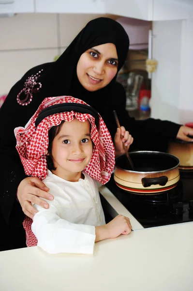 Porträtt av ung mamma och hennes son ha lunch tillsammans — Stockfoto