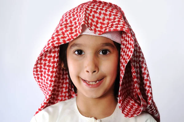 Arabe musulman enfant brossant les dents — Photo