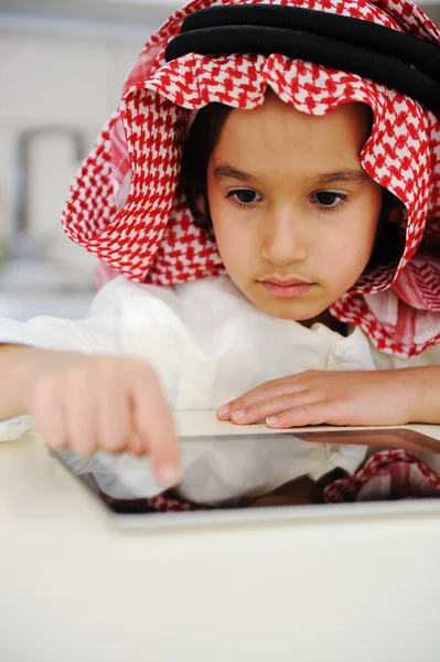 Criança árabe workin no computador tablet — Fotografia de Stock