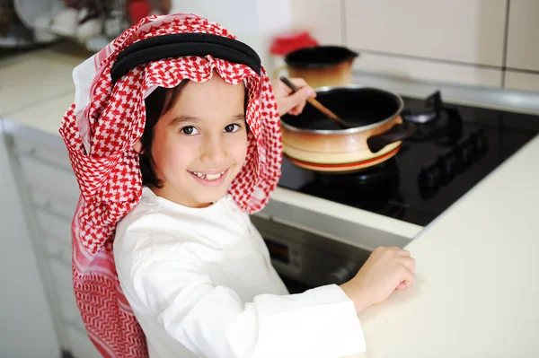 Menino está cozinhando — Fotografia de Stock