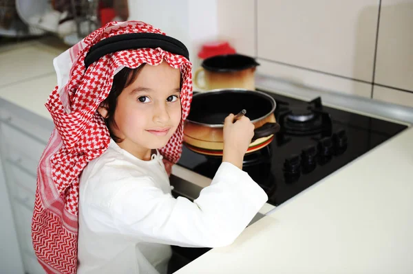 Menino está cozinhando — Fotografia de Stock