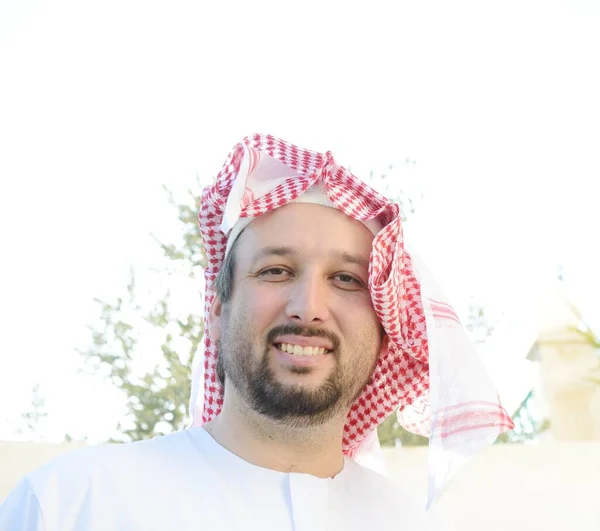 Portret van Arabische moslimman poserend in het echte leven — Stockfoto